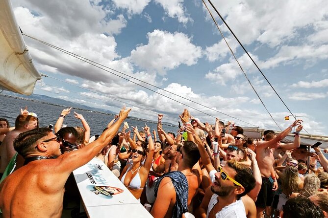 3 Hours Boat Party with 2 Live DJs in Mallorca - Swim Stop in the Clear Water: The Best Kind of Break