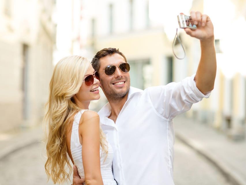 Cala Millor: AdventureDate, fun game, city walk for couples - Starting near the beach: how the app-run adventure begins
