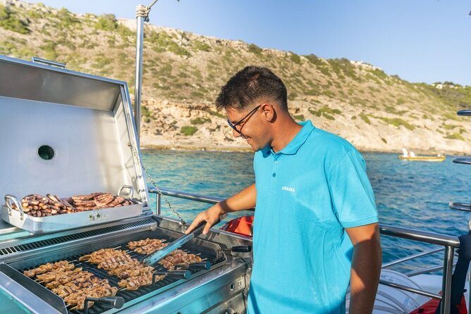 Catamaran with BBQ in the Bay of Palma - How crowded is it, really? Shade is the real currency