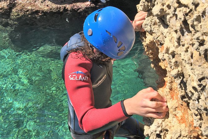 Coasteering Cliff jumping - Jumping cliffs and abseiling: how the adrenaline stays controlled