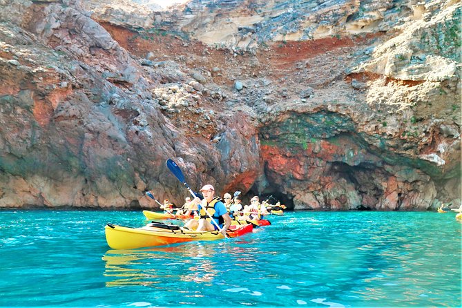 Kayak Secret Beach - The 8-kilometer paddle: reefs, turquoise water, and a natural rock bridge