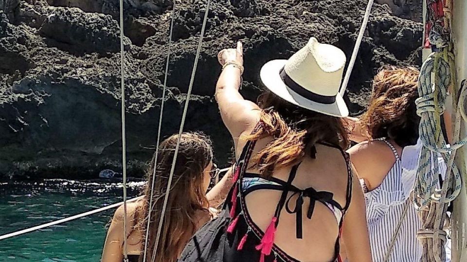 Mallorca: Cala Vella Boat Tour with Swiming, Food, & Drinks - From Carrer de Virgili to the Marina: the real-world logistics
