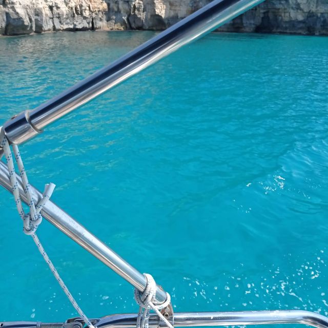 Mallorca: Cala Vella Boat Tour with Swiming, Food, & Drinks - Onboard vibe: drinks, snacks, and Antonio’s steady hand