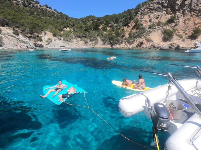 Mallorca: Catamaran Boat Tour with Tapas - Service Style: Tash and Dani’s Hands-On Hosting
