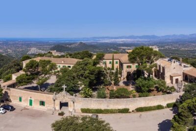 Mallorca hiking tour "Castell d'Alaró" - Finca Es Verger: starting in countryside and building context fast