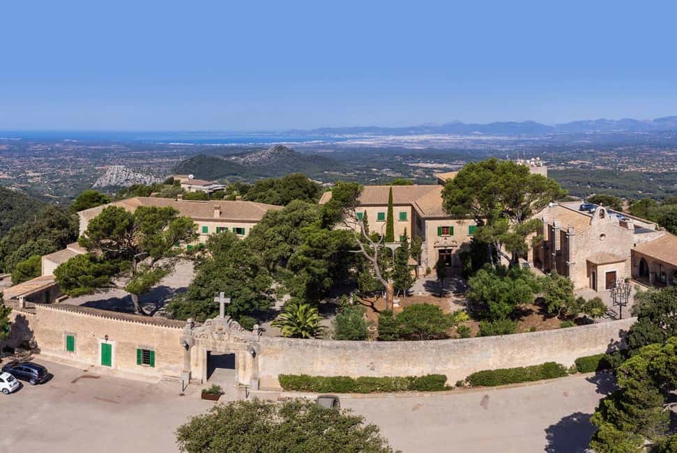 Mallorca hiking tour "Castell d'Alaró" - Finca Es Verger: starting in countryside and building context fast