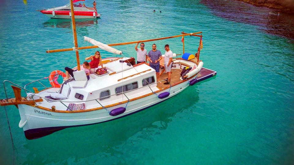 Mallorca: Llaüt Excursion around Palma with food and drinks - Where you meet and how the first hour sets the tone