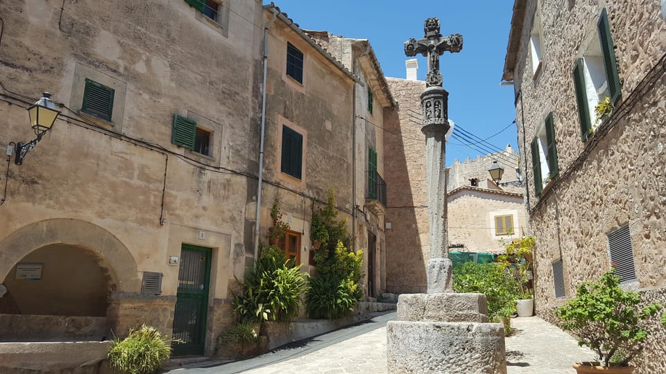 Mallorca: West Coast & Orange Valley Minbustour GERMAN GUIDE - Valldemossa: Romantic Mountain Village Time (and Ensaïmada)