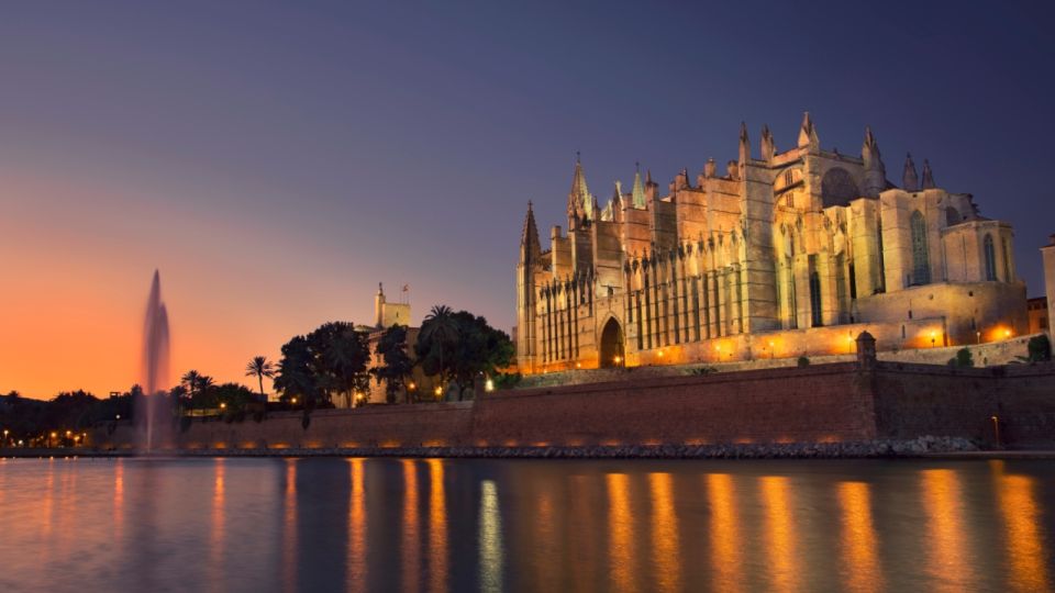 Palma de Mallorca: Bay of Palma Night Boat Cruise - A night cruise that feels like a change of pace in Palma