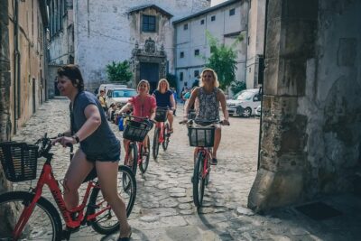 Palma de Mallorca Bike Tour with tapas - The Ride Out: Old Harbor Views and Church Stops That Set the Tone