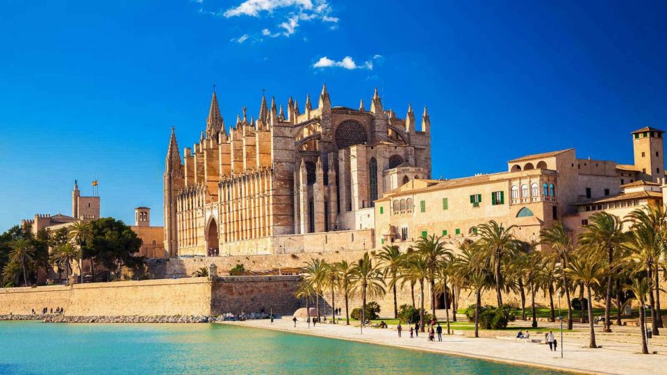 Palma de Mallorca: Old Town Guided Tour & Cathedral Visit - The Old Town guided walk: hidden spots and story-driven strolling