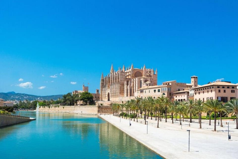 Palma de Mallorca: Private custom tour with a local guide - The walking loop: photo stops, landmark exteriors, and local context