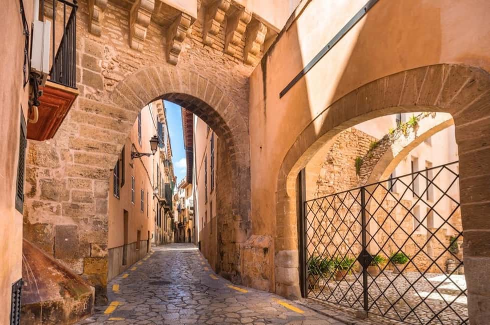 Palma de Mallorca: Small-Group Tour & Fast-Track Cathedral - La Seu (Palma Cathedral) fast-track: what skip-the-line really changes