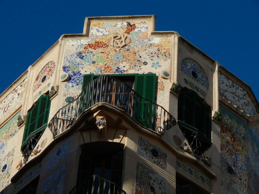 Palma old town for the first time - First Steps: Meeting at the Orange Umbrella in Palma Old Town