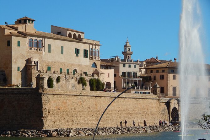 Palma Old Town & The Cathedral of Mallorca with Mallorcan pastry - Starting at Parc de la Mar: find the orange umbrella and settle in
