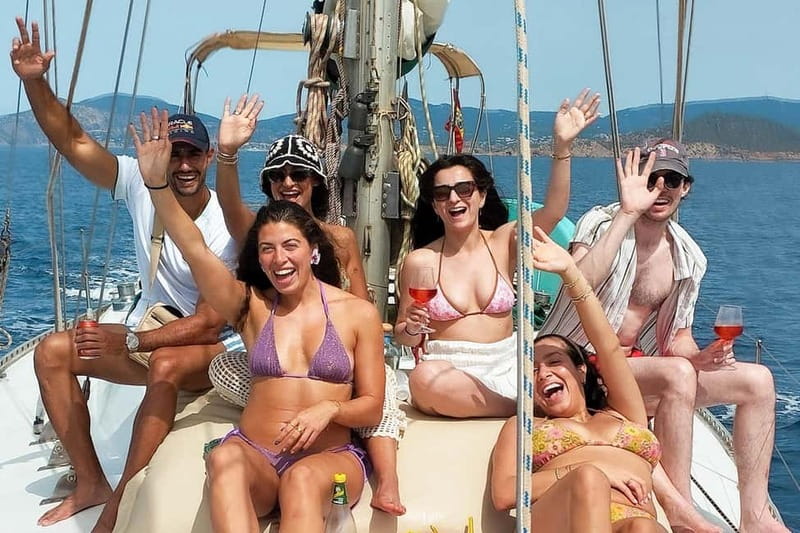 Palma: Private Half-Day Sailing Trip with Tapas & Drinks - Boat amenities that make a difference in real life