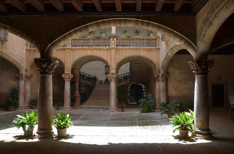 Palmas sightseeing highlights in a private and exclusive way - Almudaina Palace area: power and rulers explained on the street