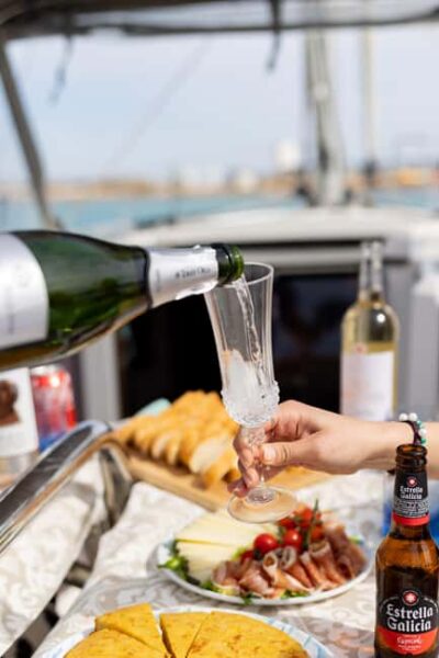 Private and exclusive sailing in the Bay of Palma and surrounding area - The boat + crew setup: what the included skipper really changes
