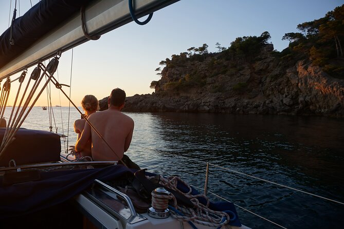 Private Sunset Sailing Tour along the North Coast - Why this sunset sail works better than a land day