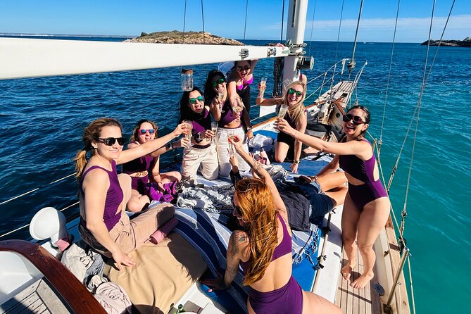 Sailing Flavors, Gastronomy and Relaxation at Sea - Food and drinks: premium BBQ, fish of the day, and the Perseus XXI cocktail