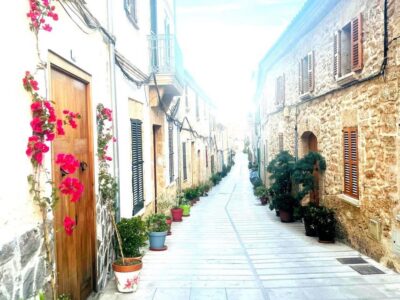Santa Ponca: CoupleWalk, fun game and city walk for couples - The route style: old-town wandering with app prompts (not a stop-and-stare tour)