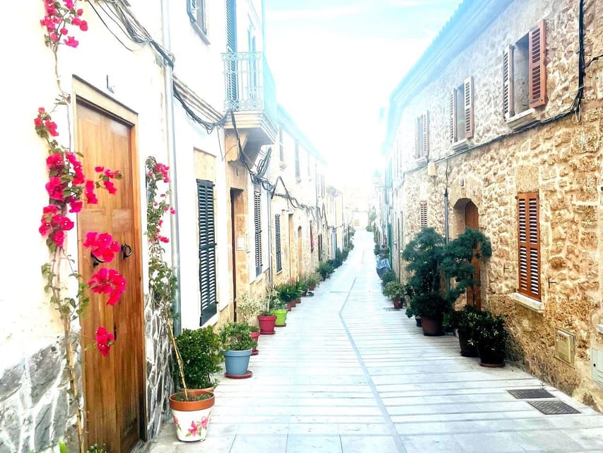 Santa Ponca: CoupleWalk, fun game and city walk for couples - The route style: old-town wandering with app prompts (not a stop-and-stare tour)
