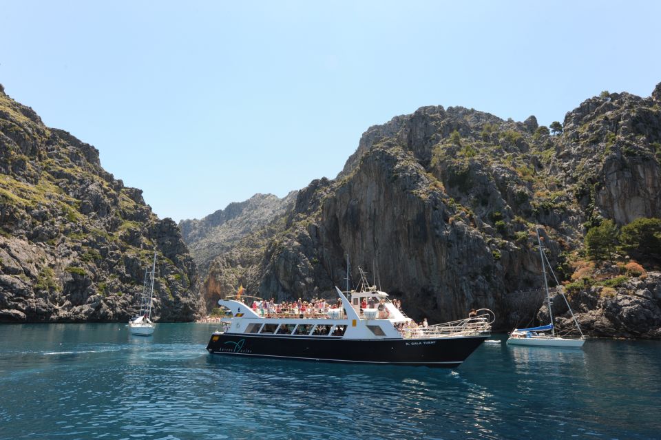 Sóller: Boat Trip to Sa Calobra and Torrent de Pareis - The one-hour cruise: cliff views, cave stops, and QR self-guides