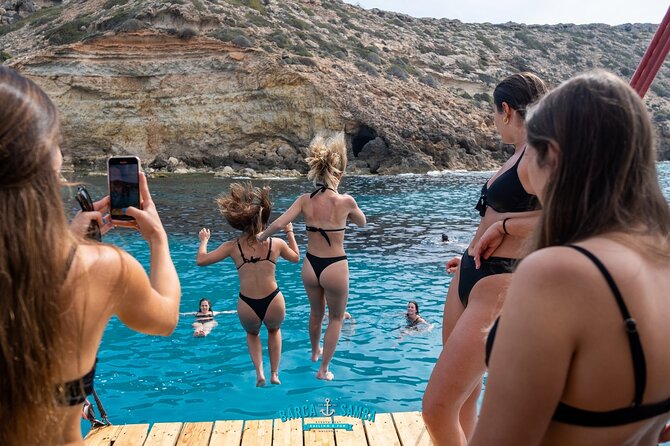 Top rated boat in Mallorca Barca Samba - Playa de Palma, El Arenal with live DJ: the party ride