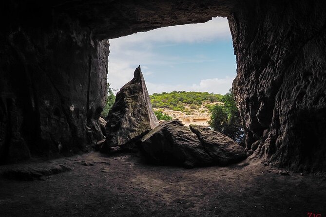 Tour Beach Portal Vells, Cave Portal Vells. - Platgeta de Portals Vells: sea caves, coves, and slow photo moments