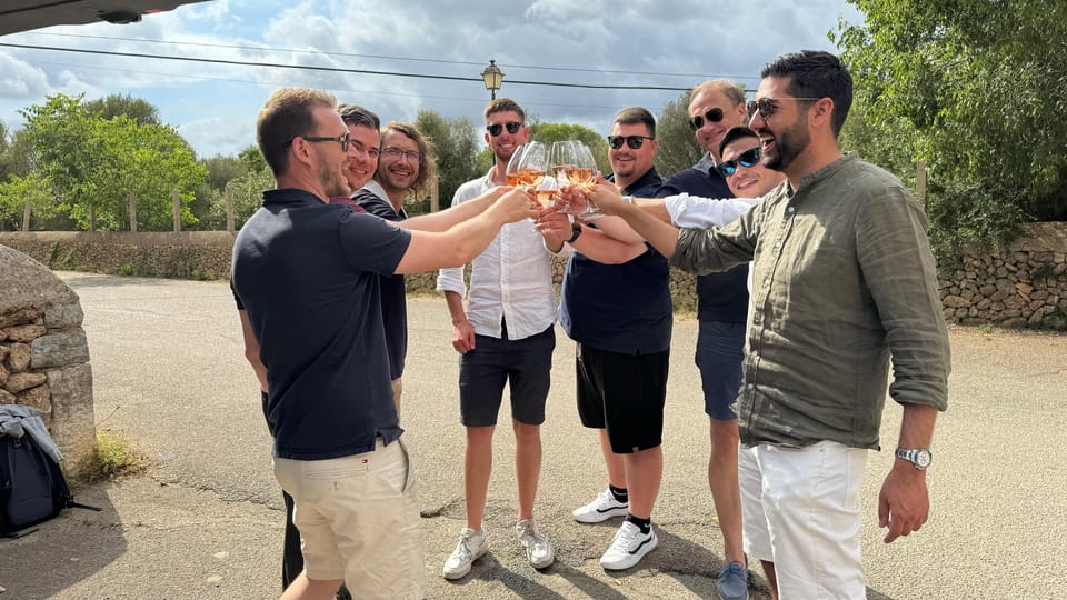 Weinsonntag auf Mallorca - Meeting Time Reality: No Official Start and Mixed Arrival Times